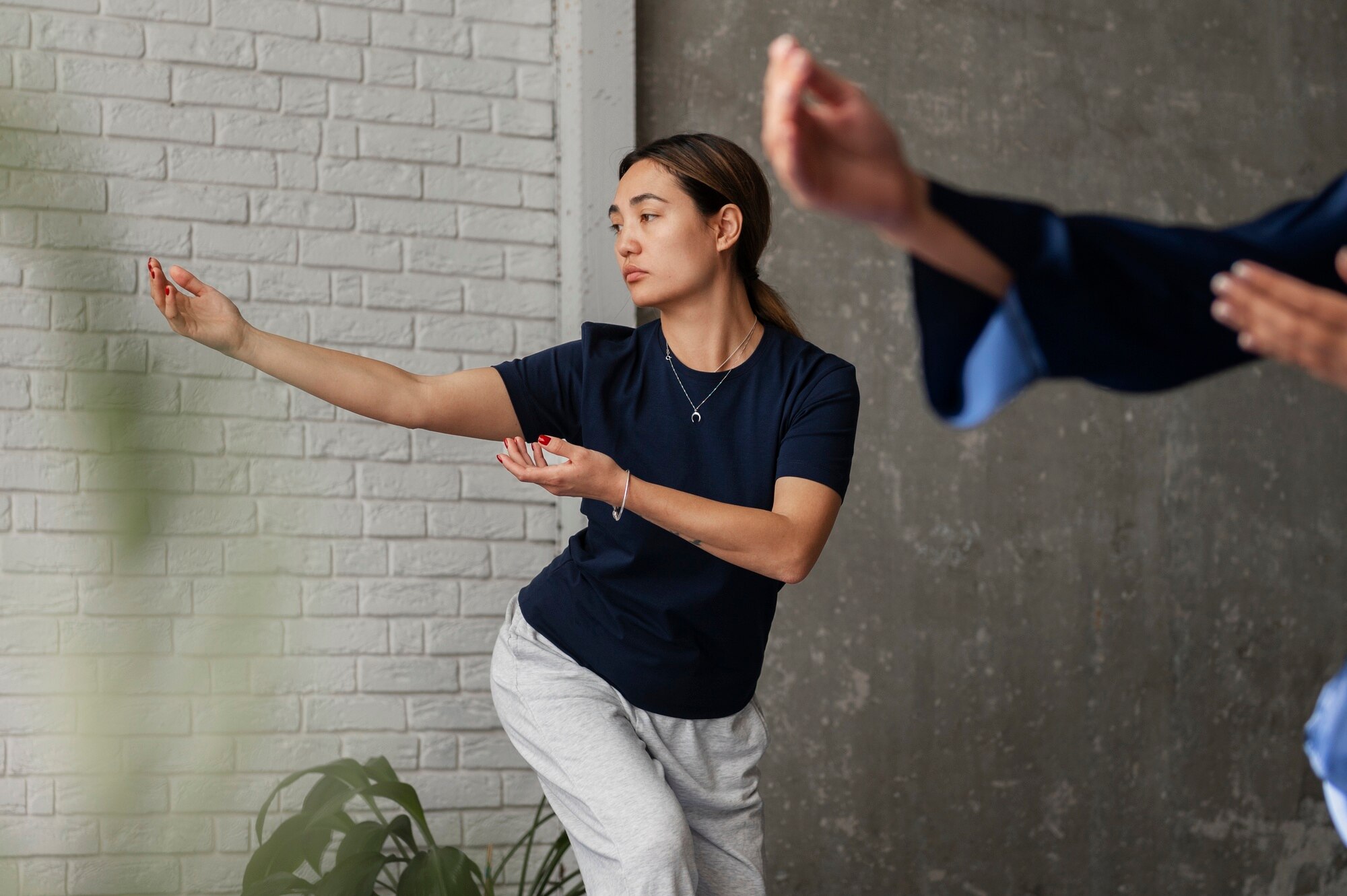 บุคคลกำลังยืดเส้นยืดสายอย่างสงบ